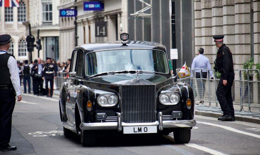 Luxury Chauffeur Driven Limo Service for Airport Pickup in Miami Beach